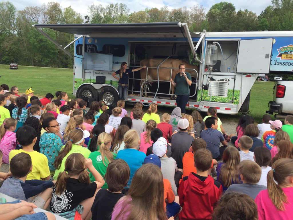 Ferguson_RES's tweet photo. @glndschools @RES_Roadrunners #4thgraderocks bc #AgDay2016 is so cool!  #greatlearningopportunities https://t.co/S8yK9KrrVY
