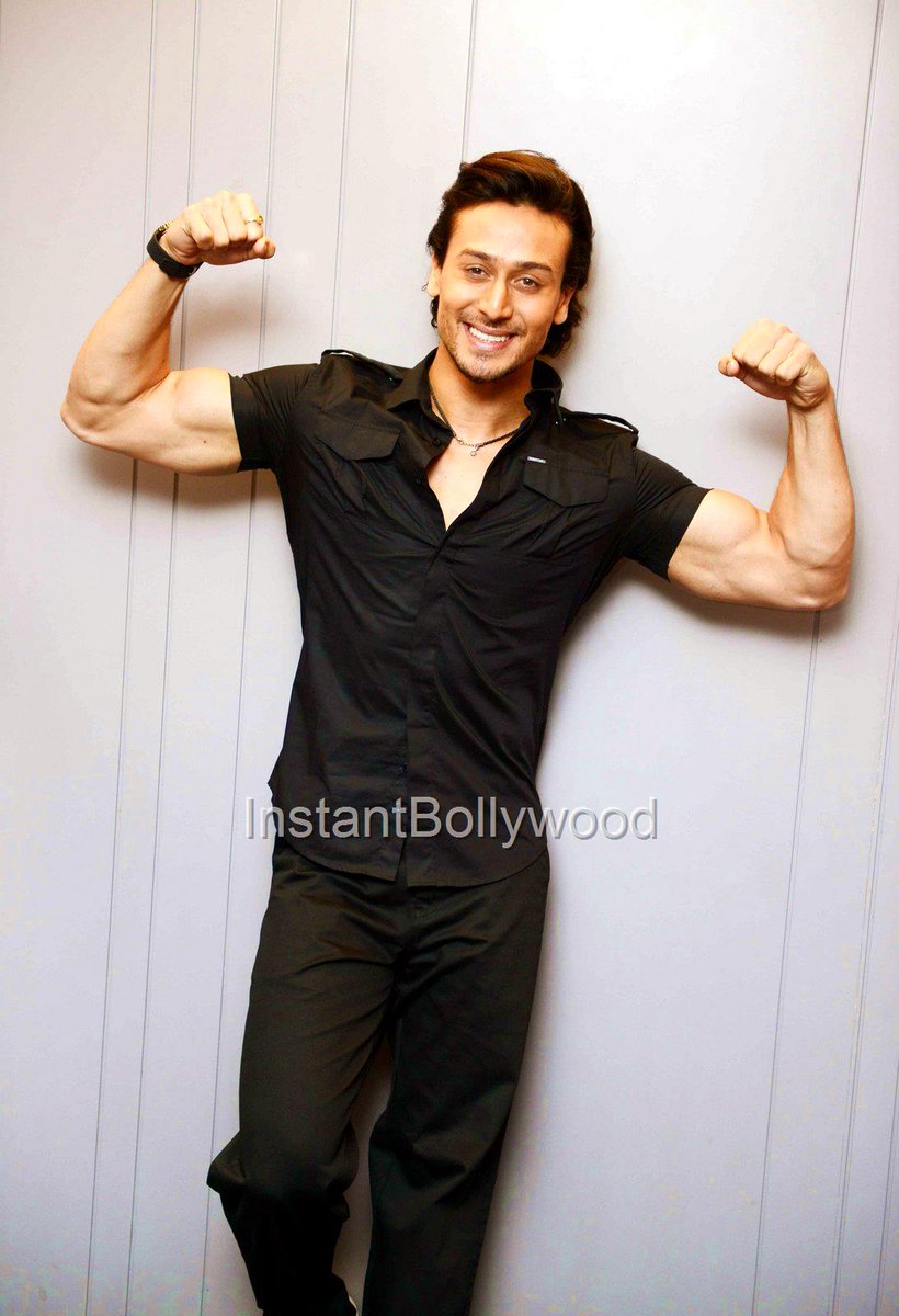 instantbolly's tweet photo. Tiger Shroff shows Six Packs During Baaghi Promotions https://t.co/CvovSUYw8g