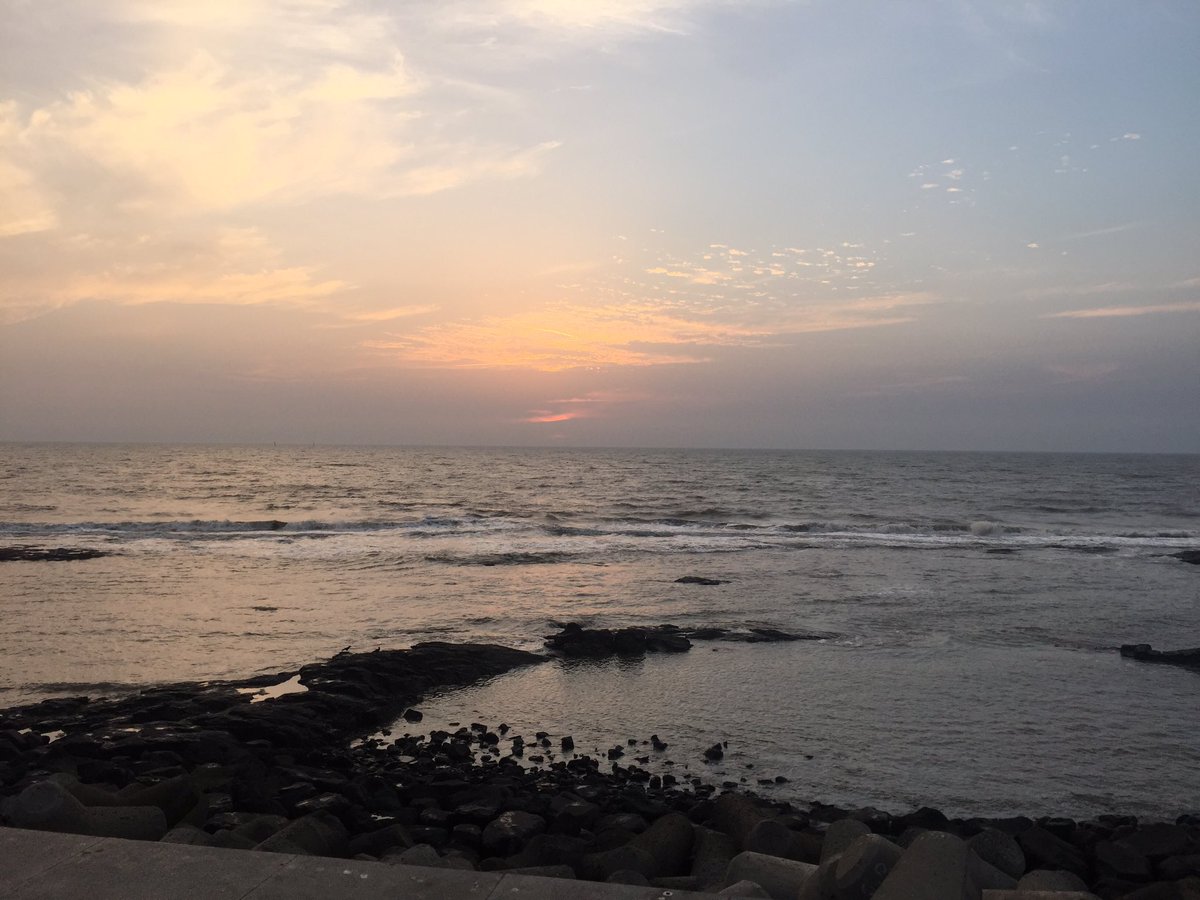 Couldn't resist jumping off the car and walking on the worli promenade as the sun is about to set!! Beautiful