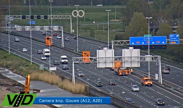 RWSverkeersinfo's tweet photo. Ze zijn nog steeds bezig op de #A12 met de vangrail. Ook alle voertuigen zijn in de kleur van vandaag. #Koningsdag https://t.co/6gKQUvRqLM