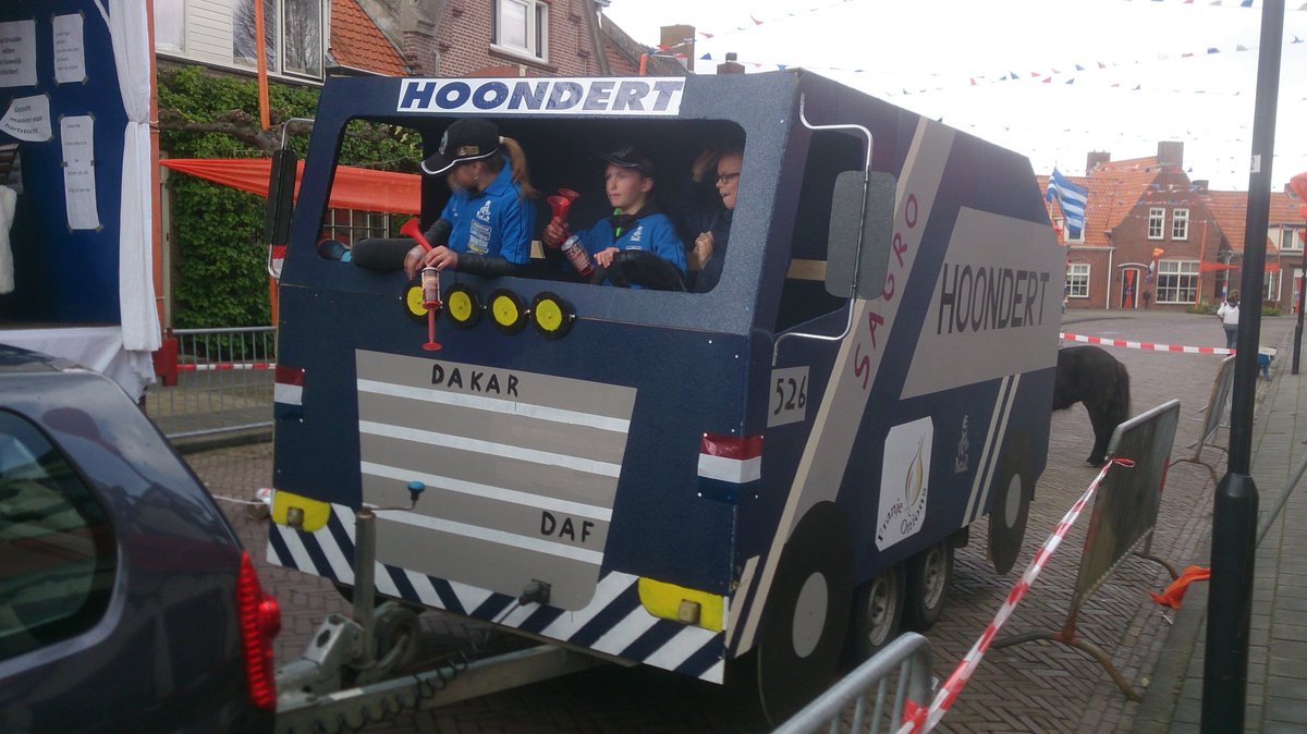 koemanpeter's tweet photo. Bij optocht in Waarde reed ook @HoondertRT mee. Geïnspireerd door Dakar. #koningsdag2016 https://t.co/ptqiCTUtdj