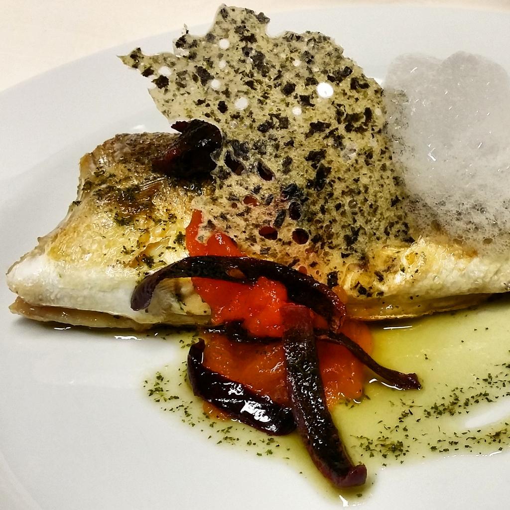 rest_aitamari's tweet photo. Para #disfrutar #lubina a la plancha con aceite de menta y aire de #mar 
#donosti #Mediodia #restaurante https://t.co/qnKmNtJA4X