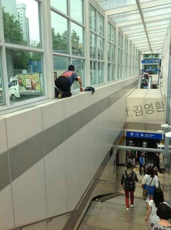 5jungeun's tweet photo. @wonsoonpark 시장님.
용산역에 아주머니가 청소를 하는 사진이라고 합니다.
보호장치 없이 위험합니다.
주의가 필요합니다. https://t.co/BHxICsfTRo https://t.co/C0DeAoZilb
