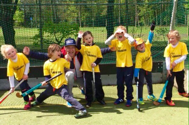 EstherSpikmans's tweet photo. Koningshockey bij MEP 👑 Sjuul met groep 3, papa als coach! 👍🏻 https://t.co/X3n9wNPsu7
