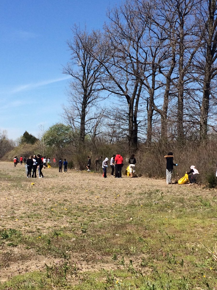 7_moose's tweet photo. Late earth day clean up. #doingourpart #garbagepickers https://t.co/OURE3ispxB