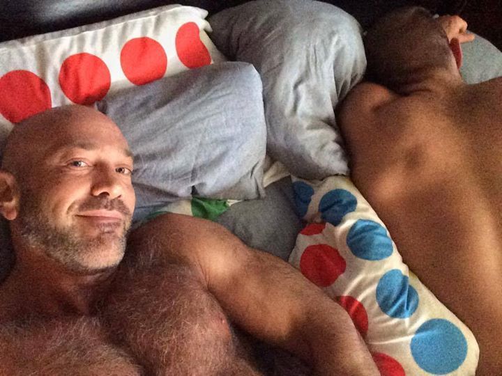 Romanoffe's tweet photo. “@JesseJackmanXXX: Mornin'! ☀️🐓🍳☕️😈 https://t.co/uXevJlIs51 https://t.co/aEWRjVBRKM” that twister bed set is EVERYTHING! Lol
