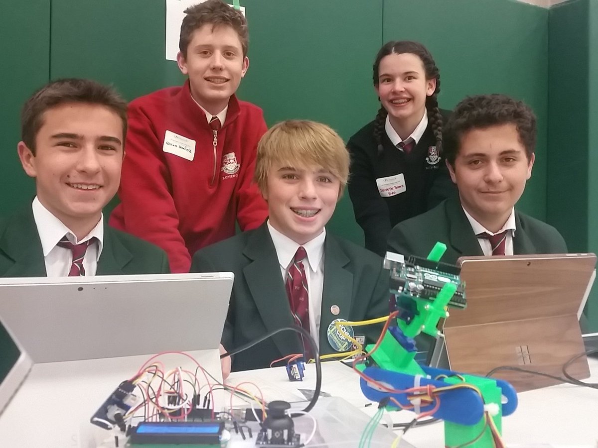 giampuzz's tweet image. Bayview Glen Gr8 are wizards with Arduino bots. @LOGICSAcademy @bayviewglen @cisontario #CISOntarioCodes #ciscoding
