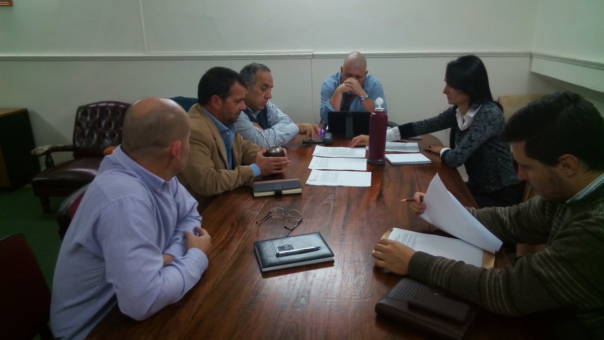 BloqueCambiemos's tweet photo. Reunión de Diputados con Asesores de la Comisión de Hacienda del Bloque Cambiemos. https://t.co/G97EFZ8k9l