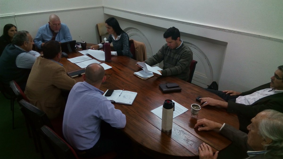 BloqueCambiemos's tweet photo. Reunión de Diputados con Asesores de la Comisión de Hacienda del Bloque Cambiemos. https://t.co/G97EFZ8k9l