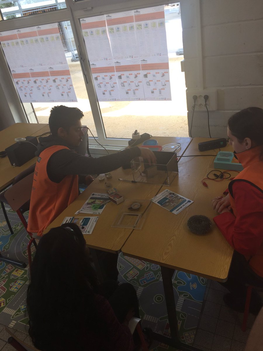 UnisCiteTrEnerg's tweet photo. 2ème jours avec les jeunes d'@Alfortville_94 . Merci à @erdf_idf_est @petitsdeb pour leurs outils d'enseignement https://t.co/XHWrv2BkfY