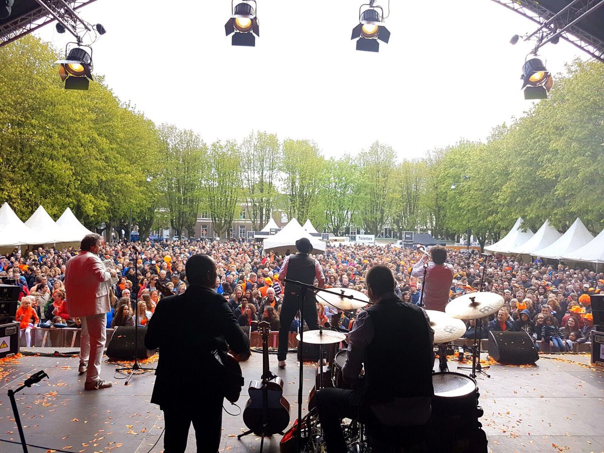 Jaaaaaa <a href="/PaterMoeskroen/">Pater Moeskroen</a> is begonnen op de #Parade! #KoningsdagDB