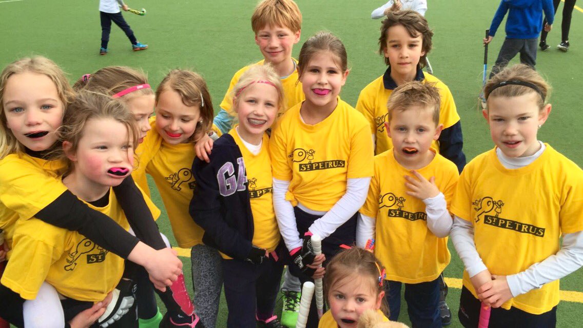 EstherSpikmans's tweet photo. Natuurlijk doet Klaasje ook mee! #Koningshockey #mhcmep #groep4stpetrusschool 👑☀️😀 https://t.co/E6H8acVu2c