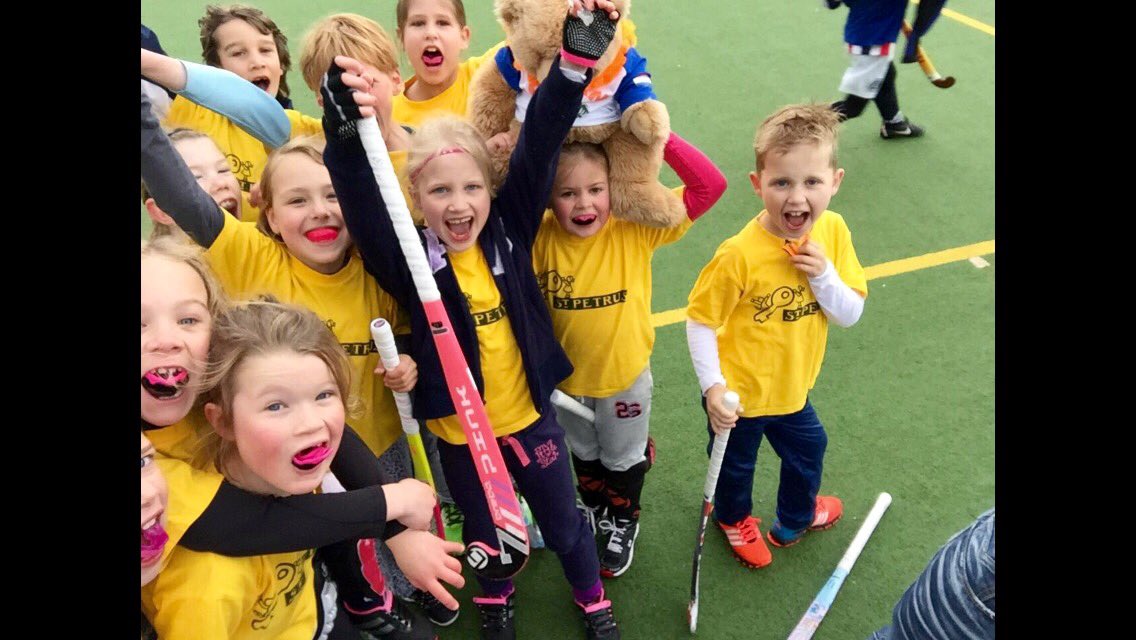 EstherSpikmans's tweet photo. Natuurlijk doet Klaasje ook mee! #Koningshockey #mhcmep #groep4stpetrusschool 👑☀️😀 https://t.co/E6H8acVu2c