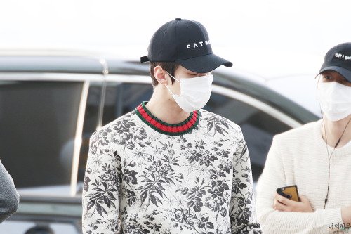 EXO__OFFICIAL's tweet photo. Sehun - 160424 Incheon Airport, departing for Shenyang
Credit: 너의 하루. (인천공항 출국) https://t.co/qNKOdF898S