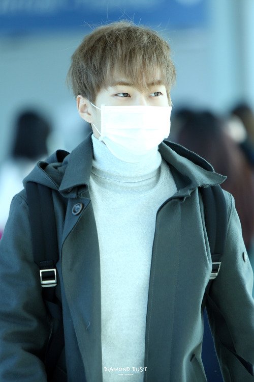 EXO__OFFICIAL's tweet photo. Xiumin - 151211 Incheon Airport, departing for Nanjing
Credit: Diamond Dust. (인천공항 출국) https://t.co/yogbzKlEFw