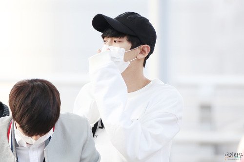 EXO__OFFICIAL's tweet photo. Chanyeol - 160424 Incheon Airport, departing for Shenyang
Credit: 너의 하루. (인천공항 출국) https://t.co/L82mAW2iee