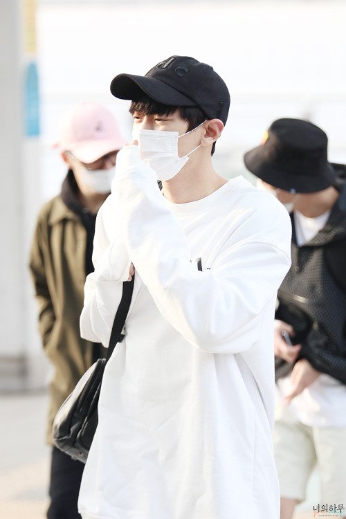 EXO__OFFICIAL's tweet photo. Chanyeol - 160424 Incheon Airport, departing for Shenyang
Credit: 너의 하루. (인천공항 출국) https://t.co/L82mAW2iee