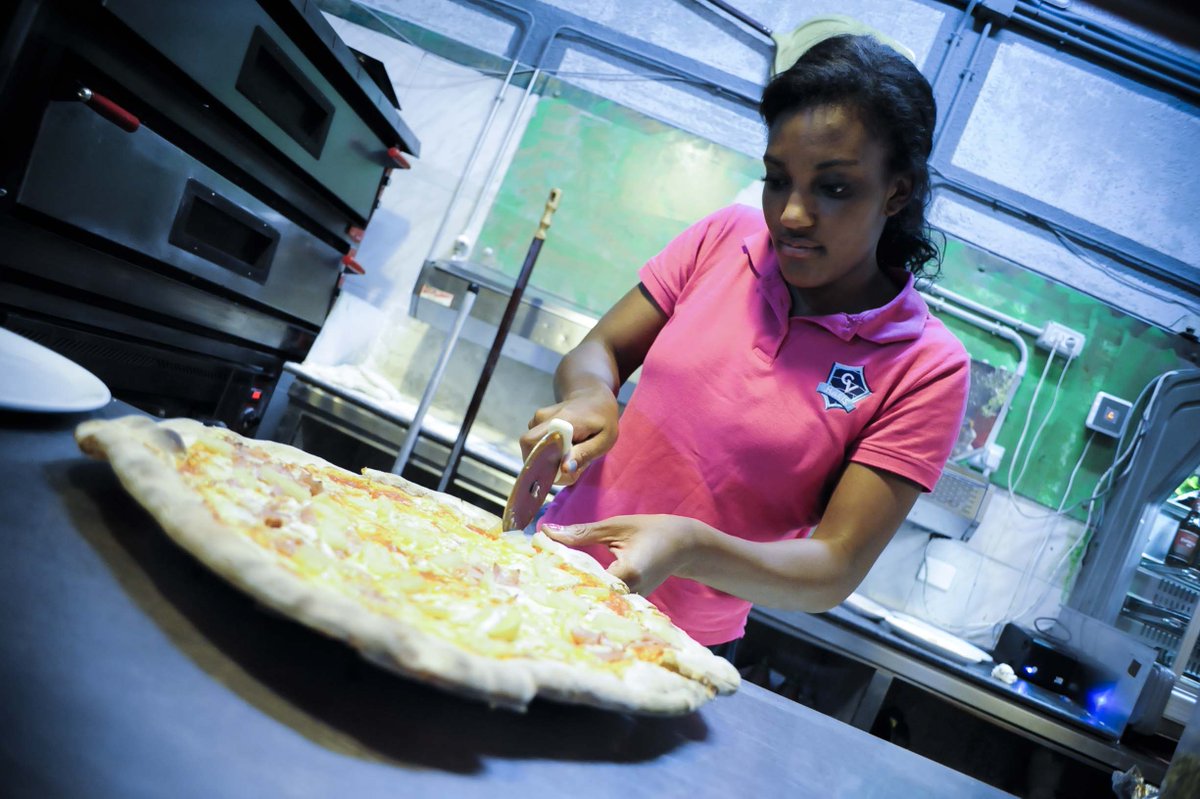 CVHaris's tweet photo. Hoy, nuestras campeonas han decidido cambiar la pista por la cocina en la @pizzerialuiggi. ¡No se les daba nada mal! https://t.co/ZUchBlE2Qb