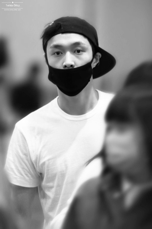 EXO__OFFICIAL's tweet photo. Lay - 160404 Beijing Airport, arrival from Taipei

Credit: Twinkle-Strike. (베이징공항 입국) https://t.co/xTFDlu58YI