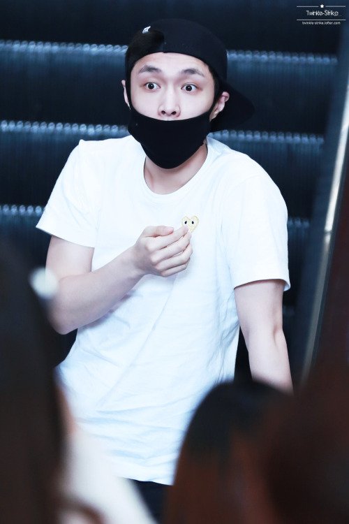 EXO__OFFICIAL's tweet photo. Lay - 160404 Beijing Airport, arrival from Taipei

Credit: Twinkle-Strike. (베이징공항 입국) https://t.co/xTFDlu58YI