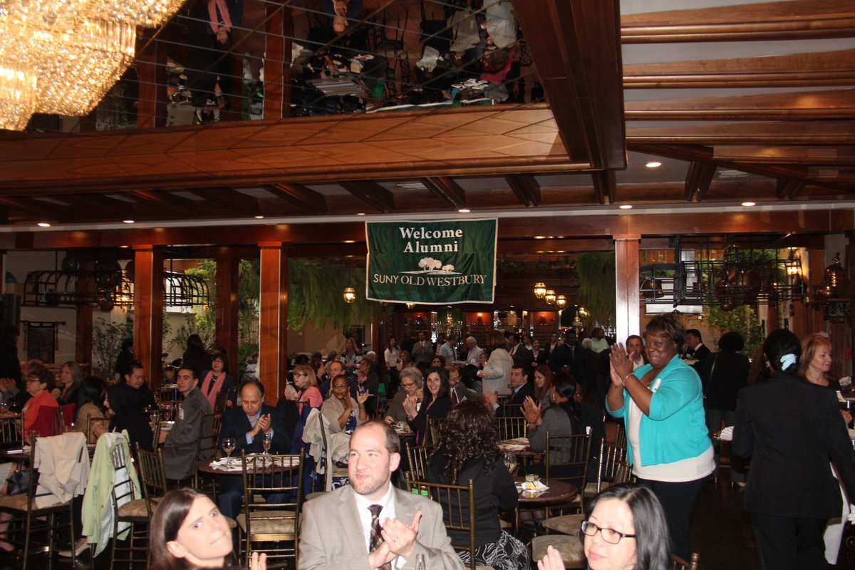 SUNYOldWestbury's tweet photo. We had such a great evening with our #OWAlumni! Enjoy the pictures here: https://t.co/LF6ICy1Whk https://t.co/lNtwW78UdG