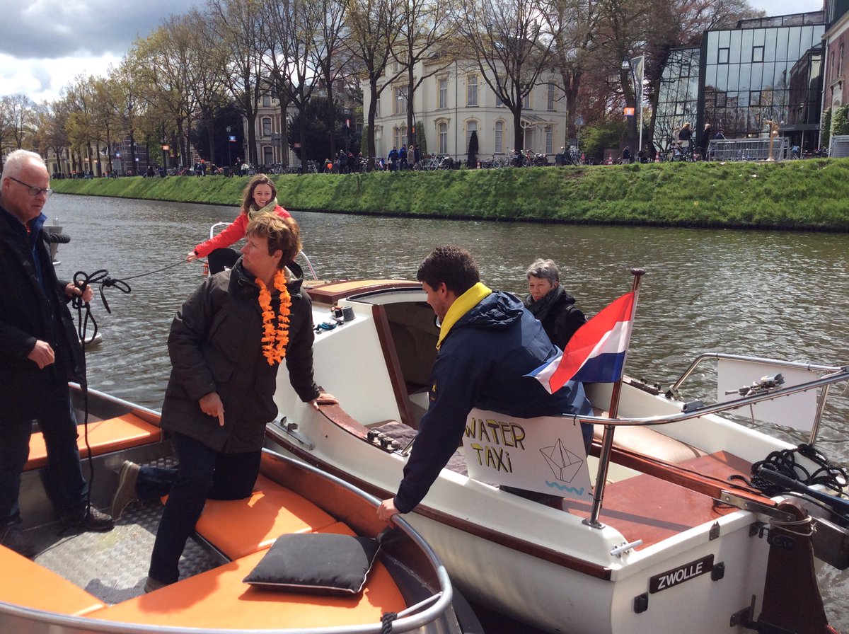 #Watertaxi doorslaand succes. <a href="/Creativette/">Ivette Halkes</a> managet drukte goed. #koningsdagzwolle geweldig vanaf water. Wat een zon