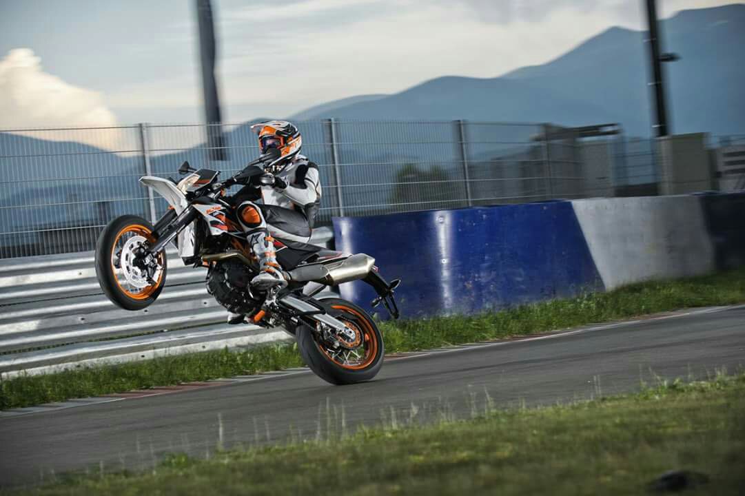 Happy Freedom day!

Wheelie Wednesday with the one and only KTM 690 SMC R #wheeliewednesday
