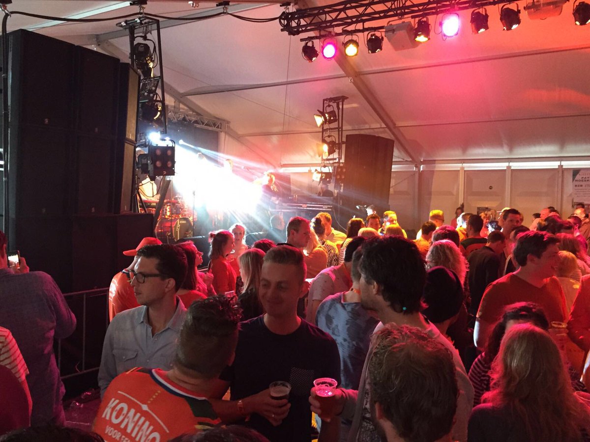 deverguldevos's tweet image. De tent begint zich al aardig te vullen met een heerlijk swingend begin door de @justnotesband!