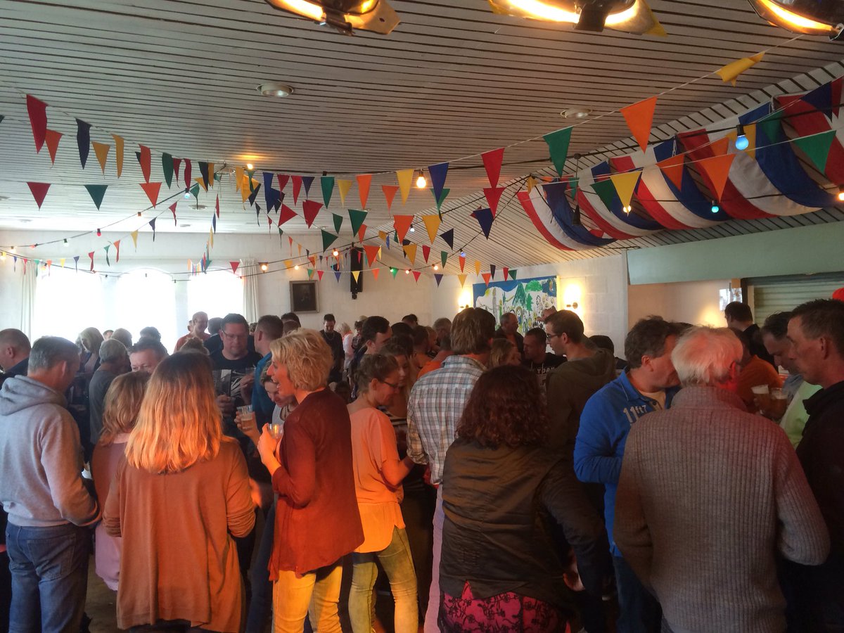 RamonBoekel's tweet photo. Straks #Koningsdag optreden in #Slootdorp. de zaal staat al vol! https://t.co/igOjOkOWvk