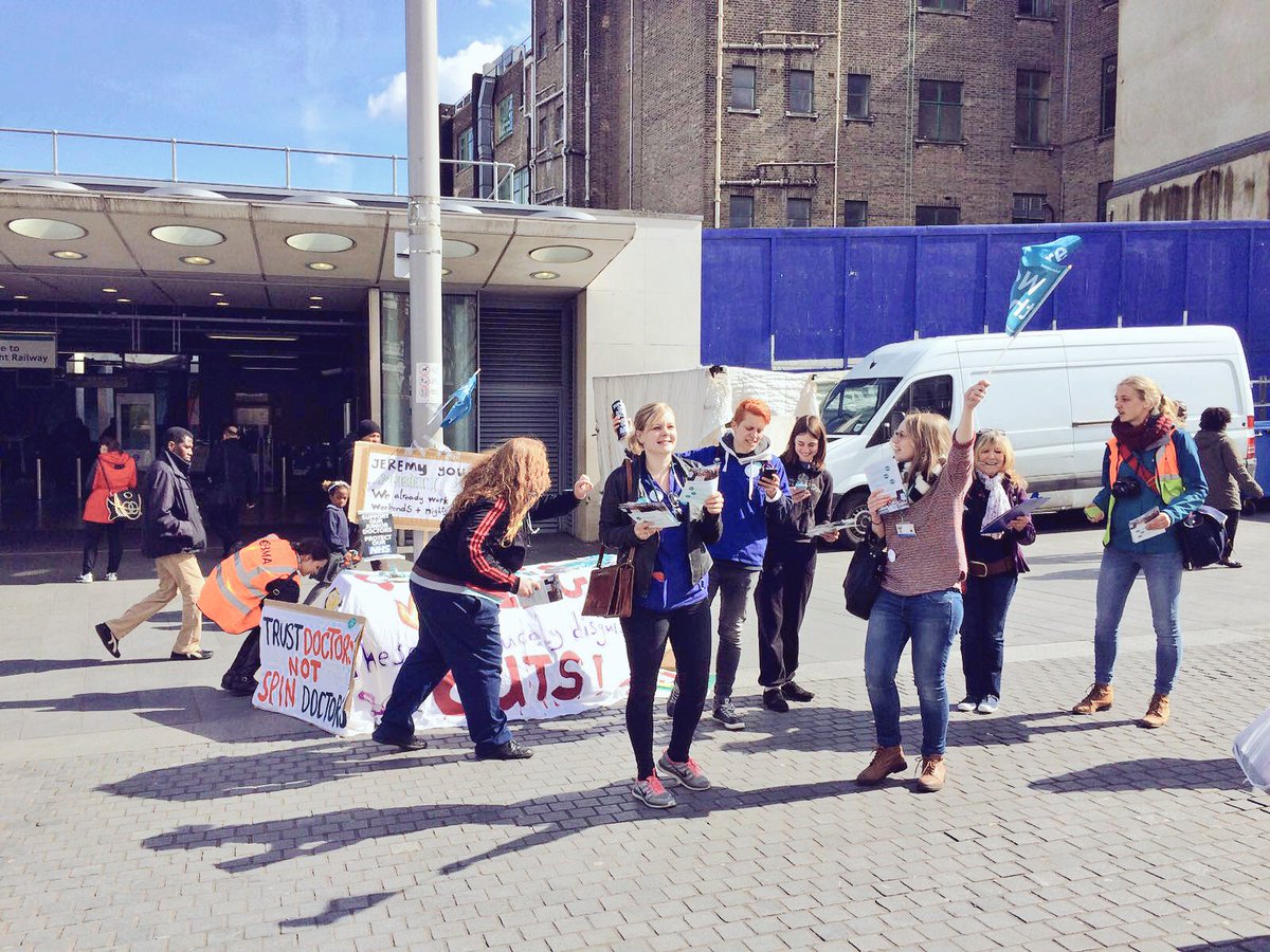 QEwoolwichdocs's tweet image. Out to speak to the public about what we&apos;re striking for #patientsafety #MeetTheDoctors #woolwich #NHS @TheBMA 👷🚑📢
