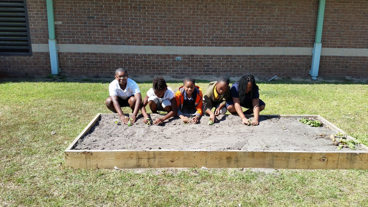 callawayj2's tweet photo. Stem planting with 5th grade https://t.co/jiBMG39aqm