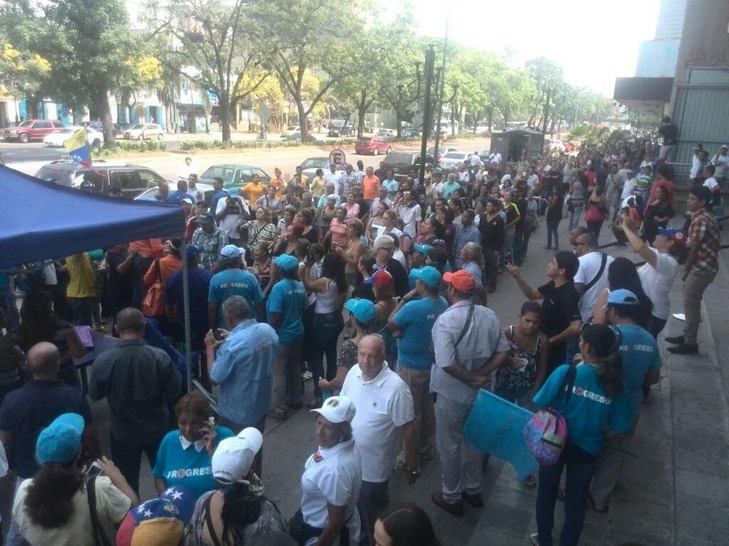AbreuReport's tweet photo. #AHORA 10:20 Así está la cola para firmar y activar el revocatorio en #Valencia (Punto tijerazo). https://t.co/mypQ7oYGwt
