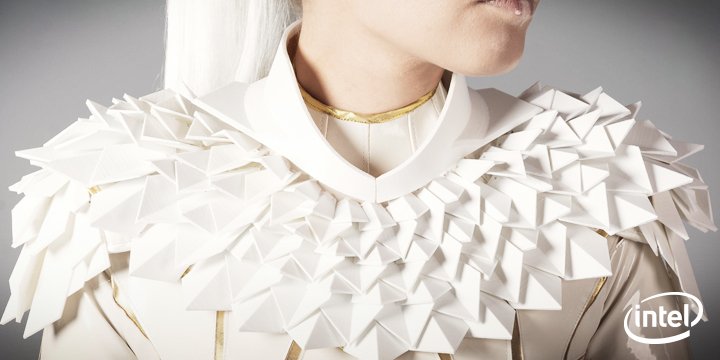 intel_la's tweet photo. Una diseñadora de modas hizo un vestido inspirado en un águila, impreso en 3D. Miralo aqui: https://t.co/txFrPW8pdi https://t.co/mJj6iOK5YP
