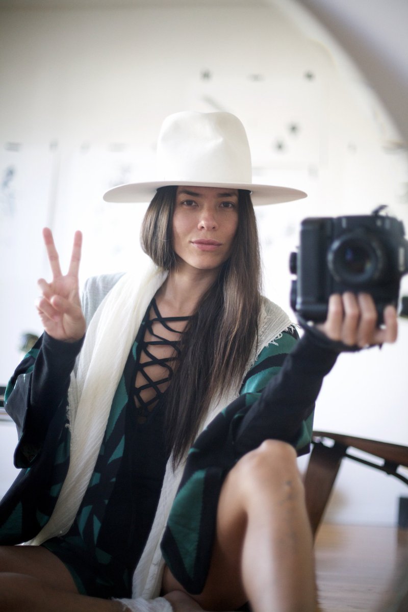 FreePeople's tweet photo. Each ✌🏽️ = a charitable donation to @GirlsInc on their behalf #FPGirls >> https://t.co/4Nl8dLj3ju https://t.co/8K9gascAvl