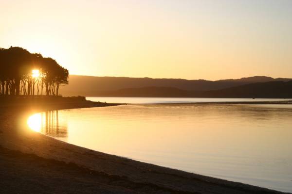 Watch the sunset on #argyllsecretcoast. <a href="/_Oystercatcher/">The Oystercatcher</a>, <a href="/Portavadie/">Portavadie on Loch Fyne, Scotland</a> &amp; <a href="/ColintraiveHtl/">Colintraive Hotel</a> are all fab for a sundowner!