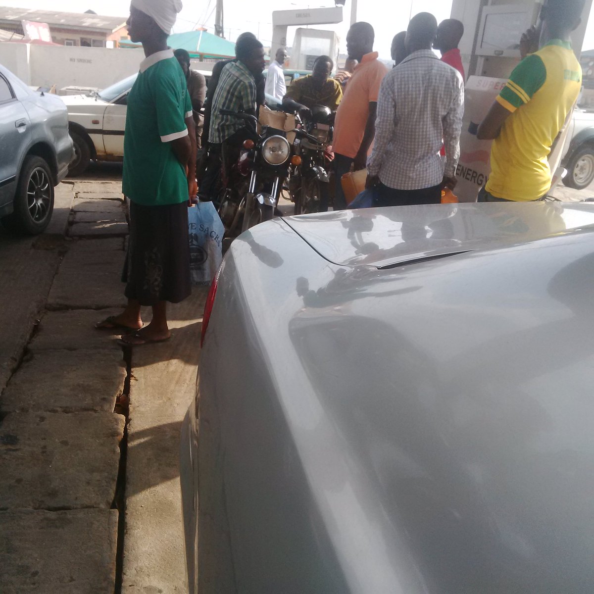 piscesmakeover's tweet photo. @linkOGUN people has refuse to leave the station except the bought fuel at normal price https://t.co/0EjiALvOLm