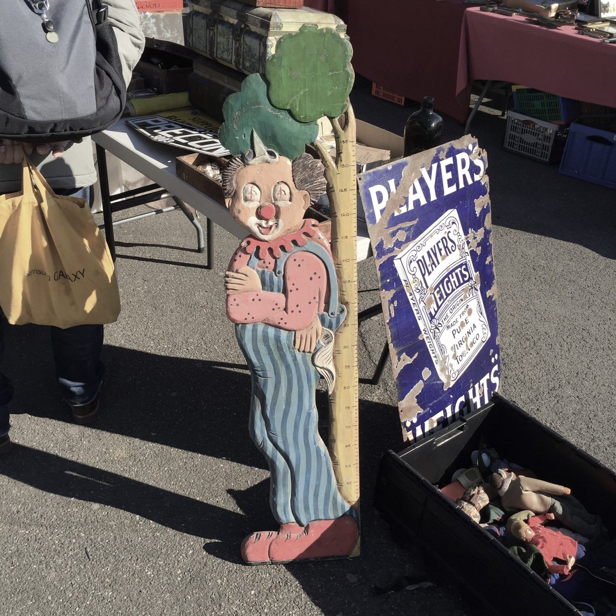 CrownShuttle's tweet photo. What child wouldn’t love standing next to Old Deadeye the Measuring Clown?
#whywasthismade
#deadeyethemeasuringclown https://t.co/EzzvGzogCe