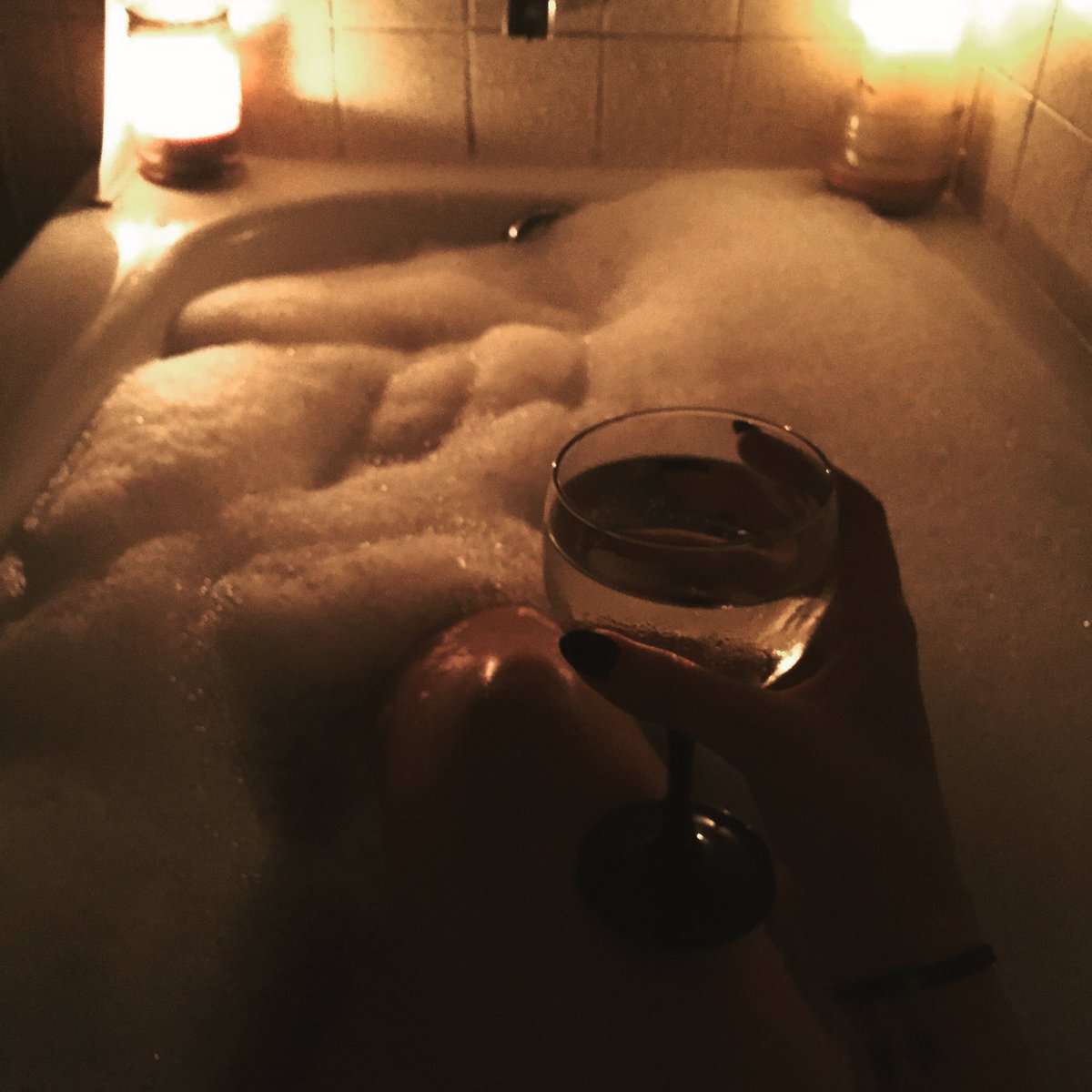 inked_chivette_'s tweet photo. #WineWednesday if you can't beat them...#fuckit #CollegeLife #sexychivettes #bathsnbubbles #KCCO #chivettegonewild https://t.co/db8T2692wQ