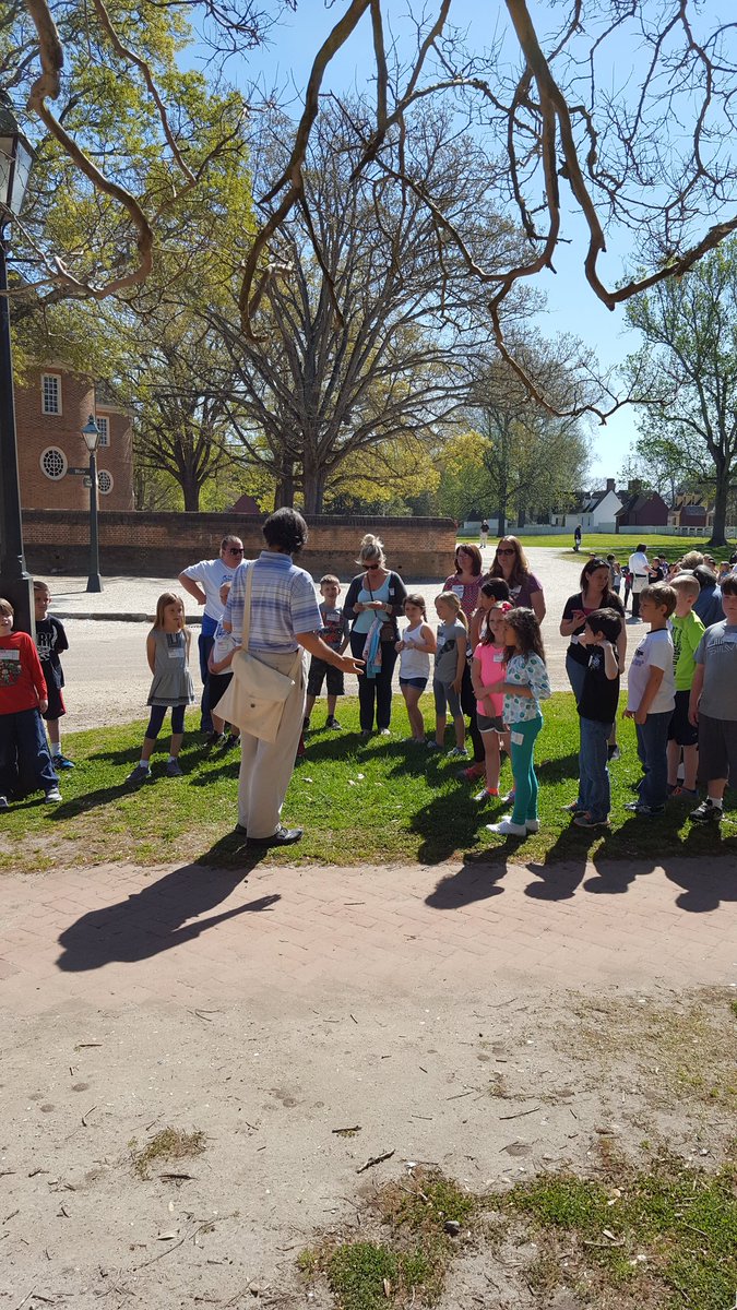 tmohrhusen's tweet photo. Trip to Colonial Williamsburg with second grade students. #ycsd15 #ses15 @christinahead1 @strench5 https://t.co/871DThJPjI