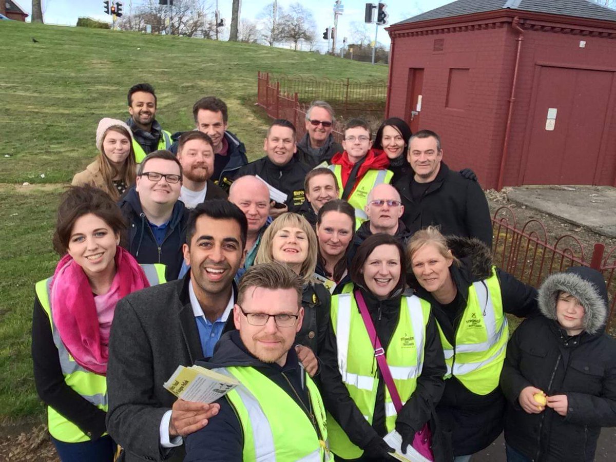 HumzaYousaf's tweet image. Great turnout tonight's canvass session! What a response in Mosspark - Love this team! #BothVotesSNP #HumzaForPollok