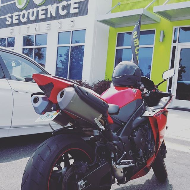 Sequence_PCB's tweet image. When you pull up to the #gym, in style... 😎 #motorcycle  

📷: @FNFIT_NHoward