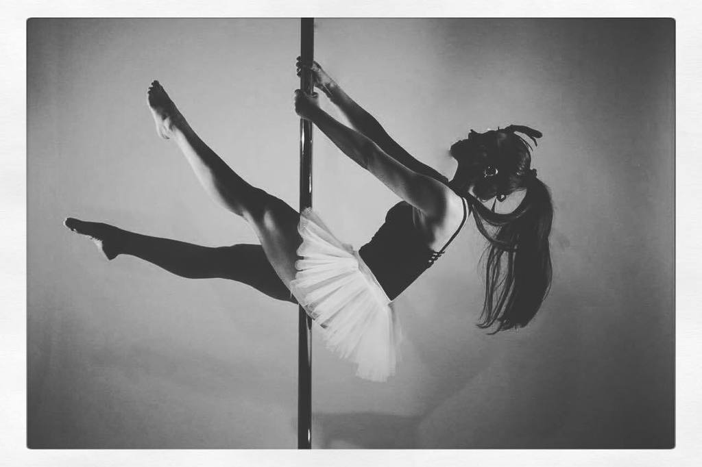 AACabobyBea's tweet photo. Carrusel 🎪🎭🎠 #carrusel #oldfashion #polepic #polefitness #poledance #fitgirl #polecamp #poleando #art #artalive #ca… https://t.co/iY5KJaH5Op
