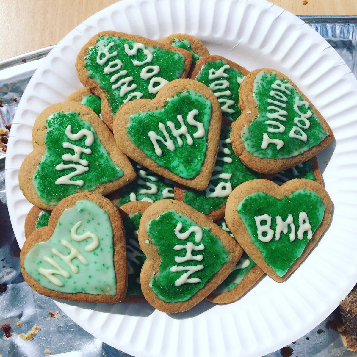 QEwoolwichdocs's tweet image. Homebaked Junior Dr Lovehearts 💚 @TheBMA #NHS #juniordocs #picket #SaveOurNHS #supportjuniordoctors 🍪