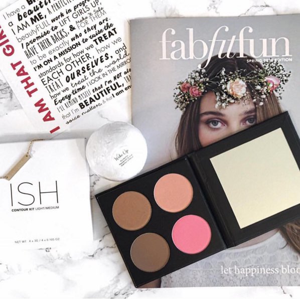 socialeffectca's tweet photo. Gorgeous spread of the @fabfitfun #SpringBox! https://t.co/dD91uz60xC