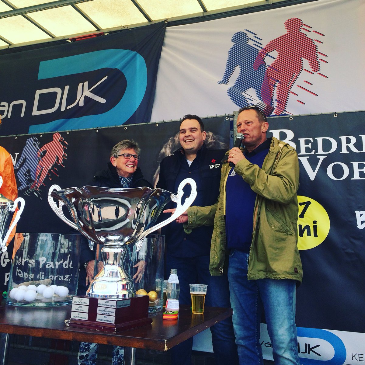 vanDijkkeukens's tweet photo. Loting @SBBEDUM was een feest! Dat belooft wat! Tot 17 en 18 juni!! #bedrijvenvoetbal #sponsor https://t.co/tV5wlqrnJn