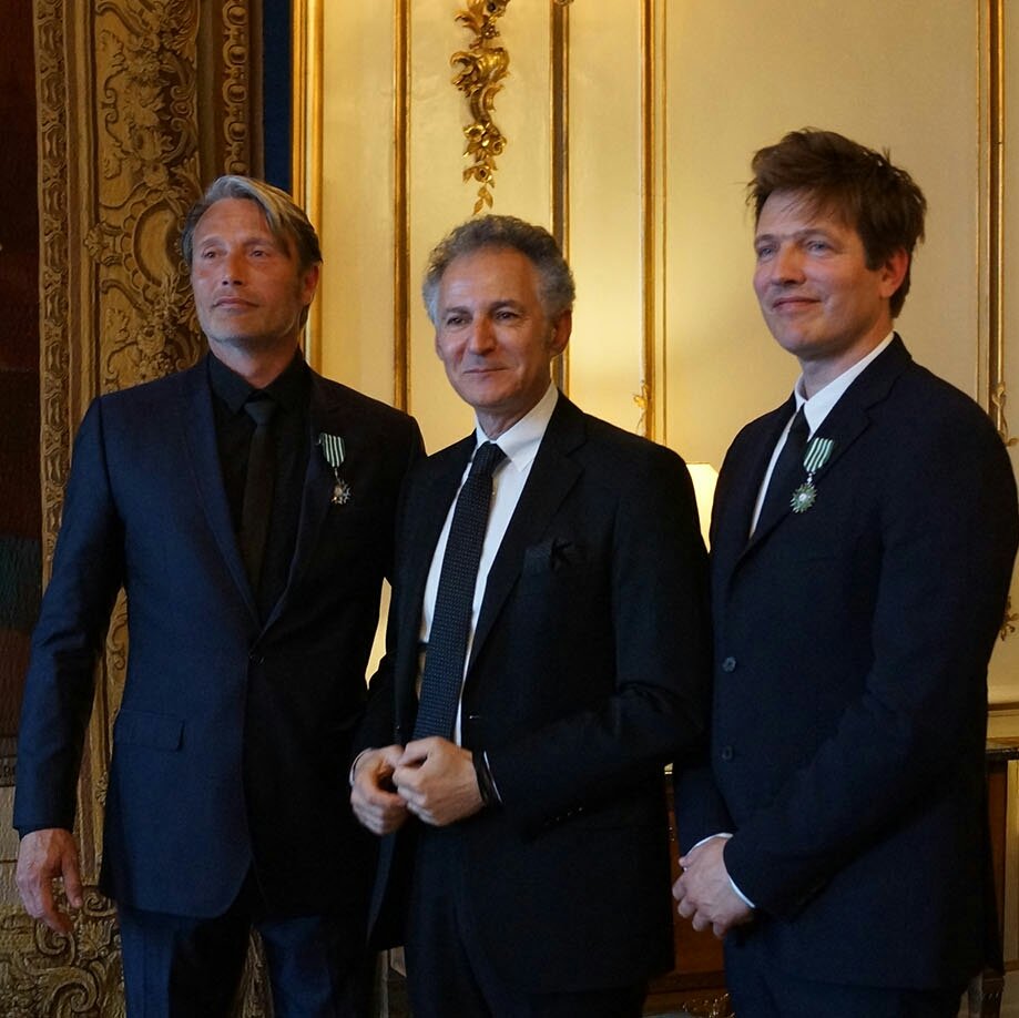 francedk's tweet photo. France makes #MadsMikkelsen  @theofficialmads and #ThomasVinterberg Knights #artsetlettres @MinistereCC #Cannes https://t.co/otKHUOv4IA