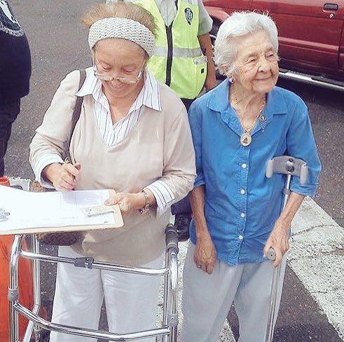 comandoSBMcbo's tweet photo. Las abuelas también están firmando tu revocatorio @NicolasMaduro #MaracaiboEnLaCalle https://t.co/nsuFEhXAqw