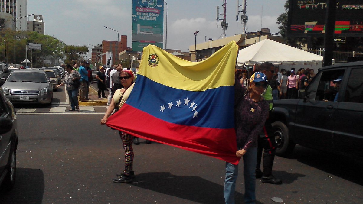 ReporteYa's tweet photo. #27A 12:30 pm Maracaibo: avenida Bella Vista desbordada por personas que quieren un mejor futuro https://t.co/z7qx8iWP2Y vía @UNTManuelD