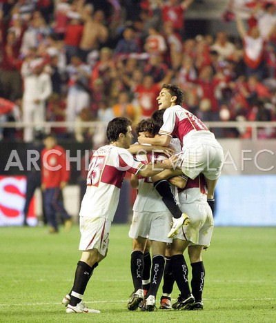 AHistoriaSFC's tweet photo. Era el momento de celebrar. Lo habían conseguido. Lo habíamos conseguido. Eindhoven nos esperaba. #GoldePuerta https://t.co/1bpzmtmXLH
