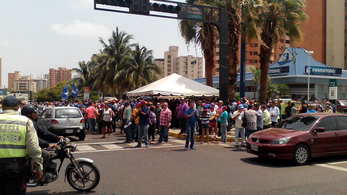 ReporteYa's tweet photo. #27A 12:30 pm Maracaibo: avenida Bella Vista desbordada por personas que quieren un mejor futuro https://t.co/z7qx8iWP2Y vía @UNTManuelD